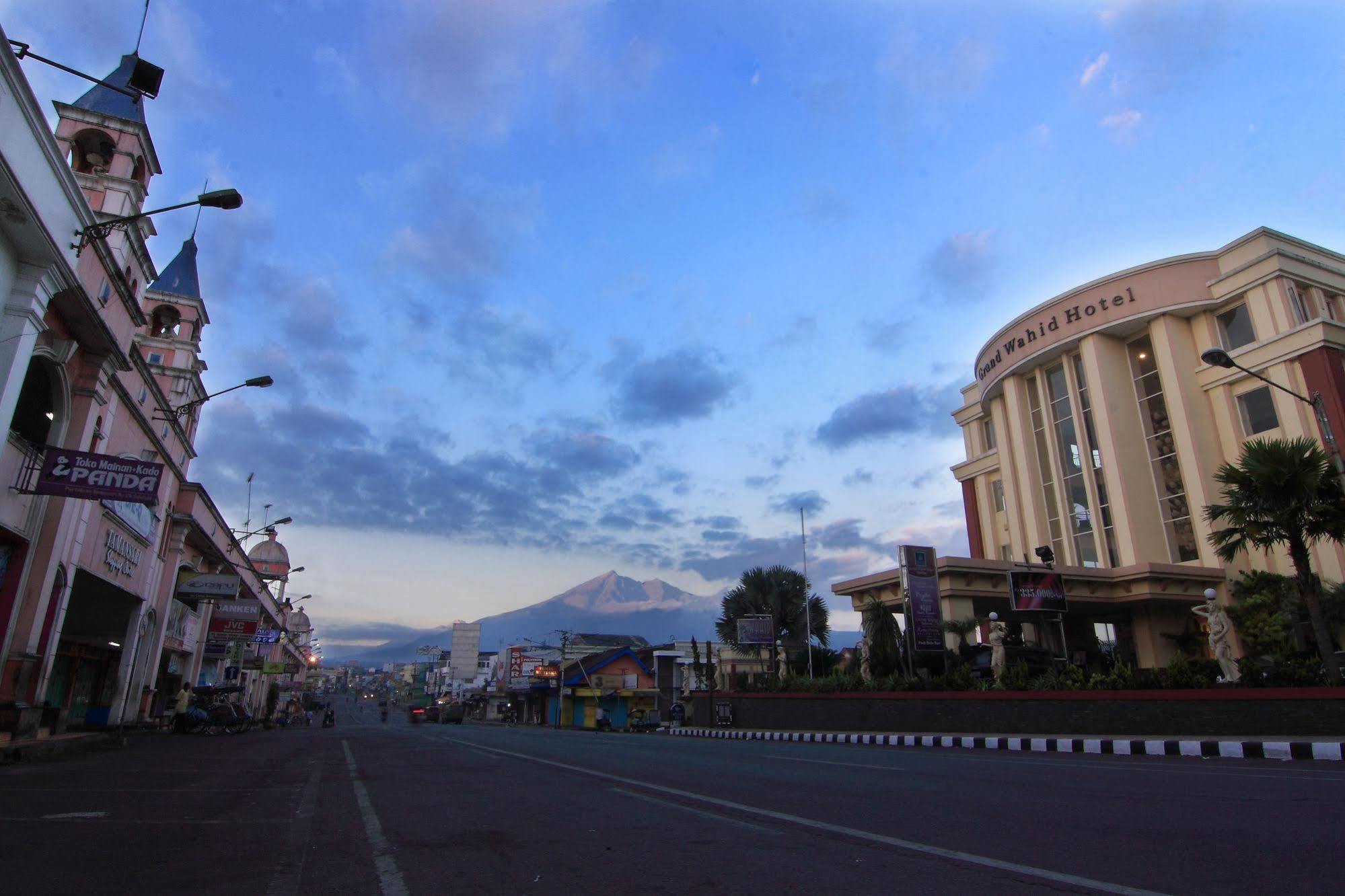 Grand Wahid Hotel Salatiga Exterior foto