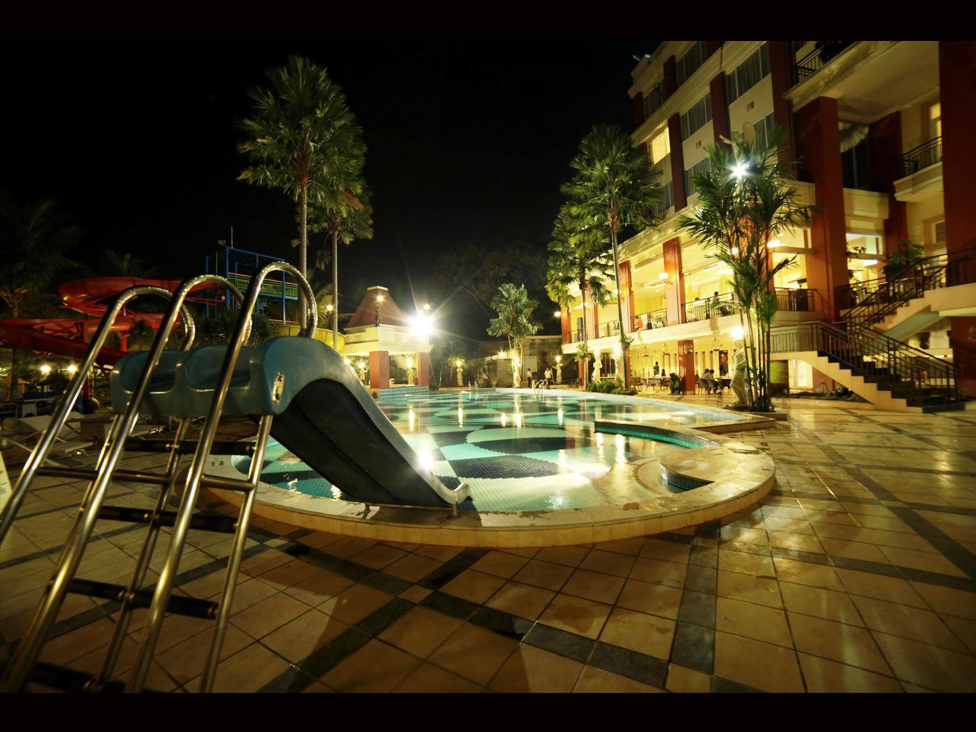Grand Wahid Hotel Salatiga Exterior foto